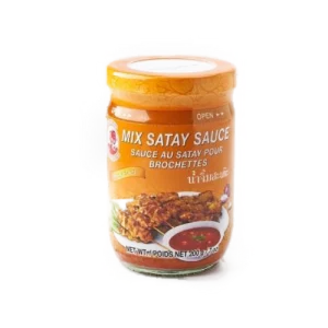 La salsa satay es una salsa tradicional de la cocina indonesia, muy popular también en otros países del sudeste asiático, como Malasia, Filipinas o Tailandia. Se elabora principalmente a base de mantequilla de cacahuete, salsa de soja, leche de coco y especias, como jengibre, ajo, cúrcuma y chile.