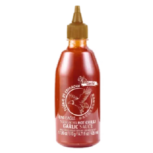 La salsa Sriracha Garlic de Uni-Eagle es una salsa picante de origen tailandés hecha con chiles, ajo, vinagre, azúcar y sal. Tiene un sabor picante y a ajo que la hace ideal para acompañar una variedad de platos, como pizzas, hamburguesas, alitas de pollo, etc.