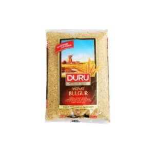 Una bolsa de Bulgur Duru de 1kg. El bulgur es un alimento básico de Oriente Medio hecho de trigo cocido y seco. Es un alimento rico en fibra y proteínas, y se puede utilizar en una variedad de platos, como ensaladas, guisos y sopas.