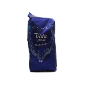 Un paquete de 1 kg de arroz basmati Tilda. El arroz es de color blanco y tiene un olor aromático. El paquete está etiquetado con el logotipo de Tilda y la información nutricional.
