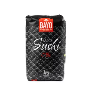 Un paquete de arroz de sushi de 1 kg de la marca Bayo. El arroz es de color blanco y tiene una textura pegajosa. El paquete tiene una etiqueta blanca con el logotipo de Bayo y el texto "Arroz de sushi".