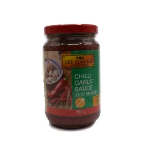 Imagen de una botella de salsa chili ajo LKK de 368 gramos. La botella es de color rojo y tiene una etiqueta con el logotipo de LKK y el texto "Salsa Chili Ajo".