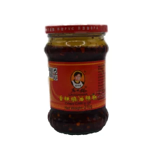 Aceite de Chile Crujiente Laoganma 210gr es un condimento chino popular elaborado con chiles secos, granos de pimienta de Sichuan, maní y aceite vegetal. Es un condimento picante, complejo y rico en umami que se puede utilizar para añadir un toque sabroso a una variedad de platos. Esta variedad en particular viene en un frasco de 210 gramos, lo que la convierte en una forma cómoda y económica de disfrutar este condimento versátil.