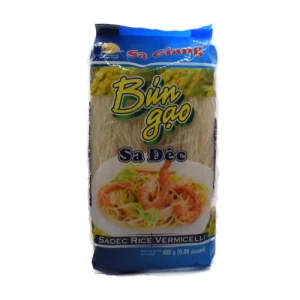 Fideos vermicelli Bungao Sa Giang 400gr, fideos finos y transparentes de arroz, originarios de Vietnam, con una textura suave y delicada, perfectos para preparar una variedad de platos asiáticos, como ensaladas de fideos, sopas y salteados.