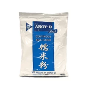 Un paquete de harina de arroz glutinoso Aroy-D de 400 gramos. La harina es de color blanco y tiene una textura fina. El paquete tiene un logotipo de Aroy-D en la parte superior y la información nutricional en la parte posterior.