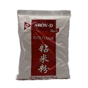 Una bolsa de 400 gramos de harina de arroz Aroy-D. La harina es de color blanco y tiene una textura fina. La bolsa está etiquetada con el logotipo de Aroy-D y la información nutricional del producto.