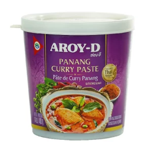 La pasta curry Panang Aroy-D es una pasta de curry tailandesa de color marrón oscuro y consistencia espesa. Está hecha con una mezcla de especias, incluyendo chiles, galangal, limoncillo, ajo, jengibre, cúrcuma, semillas de cilantro y comino.
