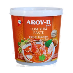 La pasta Tom Yum Aroy-D 400gr es una pasta de curry tailandesa que se utiliza para preparar sopa Tom Yum. Está hecha con una mezcla de especias, condimentos y hierbas, como hierba limón, galanga, pasta de tamarindo y salsa de pescado.