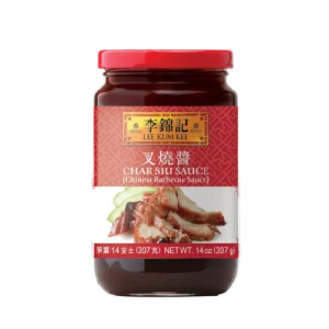 La salsa Char Siu LKK 397gr es una salsa de barbacoa china tradicional que se utiliza para marinar y cocinar carnes, como cerdo, pollo, cordero y pescado. Está hecha con una mezcla de ingredientes, incluyendo azúcar, salsa de soja, vinagre, jengibre, ajo y especias.