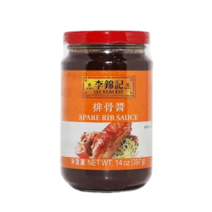 La salsa para costillas LKK es una salsa tradicional china que se utiliza para marinar, asar a la parrilla o freír costillas de cerdo. La salsa tiene un sabor dulce y salado, con notas de soja, ajonjolí y especias.