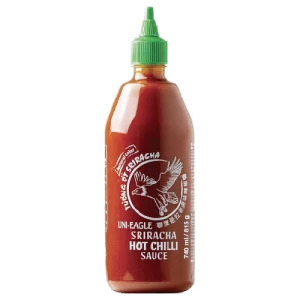La Salsa Sriracha Hot Uni-Eagle 740ml es una salsa picante y deliciosa que se puede usar para agregar un toque de sabor a tus comidas favoritas. Está hecha con chiles jalapeños frescos, ajo, azúcar, sal y vinagre, y tiene un sabor intenso y aromático.