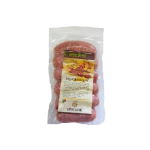 Un paquete de 6 salchichas linguiça toscana de la marca Saber Saloio. Las salchichas son largas y cilíndricas, con un diámetro de aproximadamente 2 cm. Están hechas de carne de cerdo y condimentos, y tienen un color rojo anaranjado.