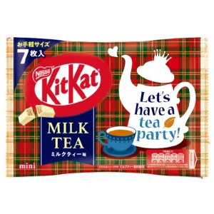 KitKat mini Milk Tea 7uds. es un delicioso chocolate con leche en miniatura con sabor a té de leche. Cada pieza es fina y crujiente, con un sabor cremoso y suave de té de leche. Los 7 chocolates se empaquetan en una caja compacta, lo que los hace ideales para compartir o para un pequeño capricho personal.
