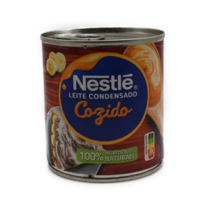 La leche condensada cocida Nestlé es un producto lácteo dulce que se utiliza en la elaboración de postres y dulces. Está hecha de leche y azúcar, y se cocina a fuego lento hasta que se espesa.