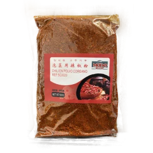 El Gochugaru Chili en Polvo Coreano Modo Brand 500gr es un condimento esencial en la cocina coreana. Se elabora a partir de pimientos rojos coreanos secos y molidos hasta obtener un polvo fino de color rojo intenso. Tiene un sabor picante y ligeramente ahumado, con un toque de dulzura.