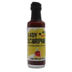 Salsa picante Lady Scorpion Chili Mafia 100ml: explosión de sabor afrutado y picante extremo. Elaborada con chile Trinidad Scorpion y bayas silvestres. ¡Solo para valientes!