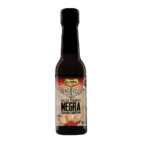 Botella de salsa picante negra con chile chiltepin de la marca La Anita. La botella tiene un contenido neto de 150 ml.